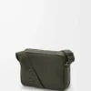 Bolso mensajero Pebble mediano en piel de becerro granulada flexible, color caqui oscuro