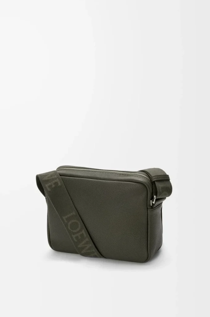 Bolso mensajero Pebble mediano en piel de becerro granulada flexible, color caqui oscuro