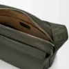 Bolso mensajero Pebble mediano en piel de becerro granulada flexible, color caqui oscuro