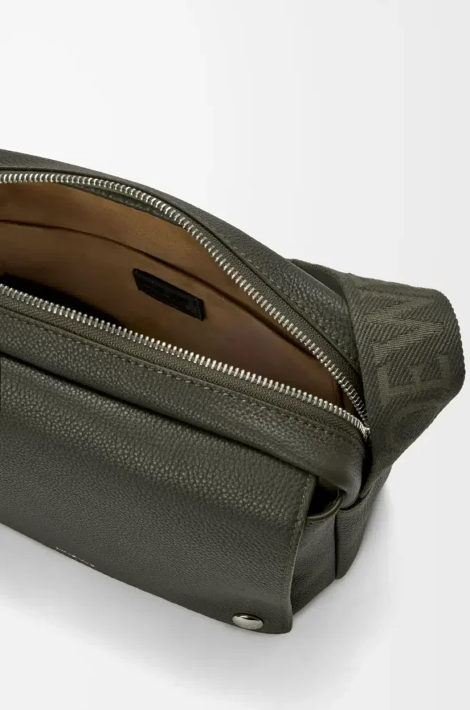 Bolso mensajero Pebble mediano en piel de becerro granulada flexible, color caqui oscuro