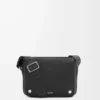 Bolso mensajero Pebble mediano en piel de becerro granulada flexible, color negro