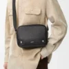 Bolso mensajero Pebble mediano en piel de becerro granulada flexible, color negro