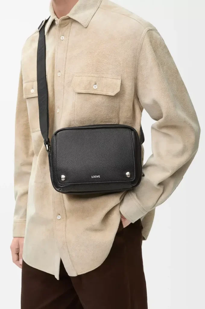 Bolso mensajero Pebble mediano en piel de becerro granulada flexible, color negro