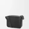 Bolso mensajero Pebble mediano en piel de becerro granulada flexible, color negro