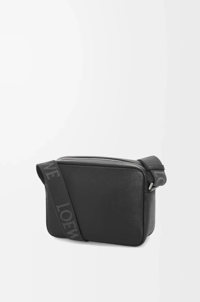 Bolso mensajero Pebble mediano en piel de becerro granulada flexible, color negro