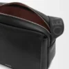 Bolso mensajero Pebble mediano en piel de becerro granulada flexible, color negro