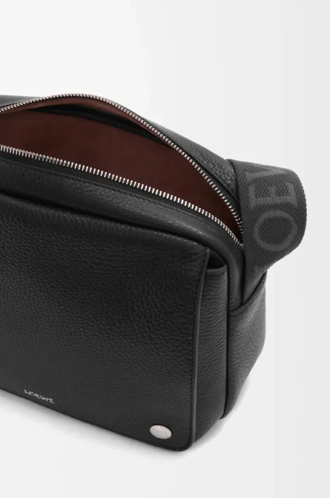 Bolso mensajero Pebble mediano en piel de becerro granulada flexible, color negro