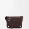 Bolso mensajero Pebble mediano en piel de becerro granulada flexible, color rojo sangre