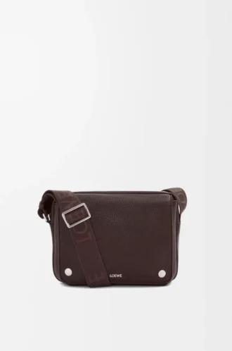 Bolso mensajero Pebble mediano en piel de becerro granulada flexible, color rojo sangre