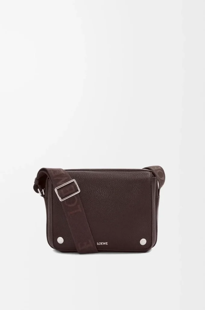 Bolso mensajero Pebble mediano en piel de becerro granulada flexible, color rojo sangre