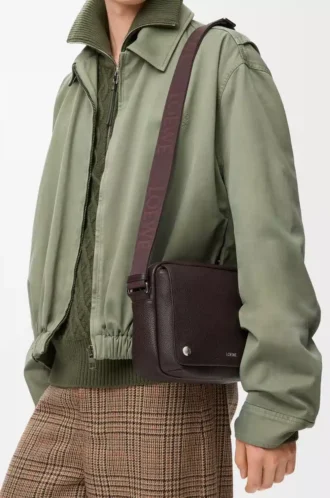 Bolso mensajero Pebble mediano en piel de becerro granulada flexible, color rojo sangre