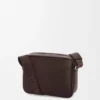Bolso mensajero Pebble mediano en piel de becerro granulada flexible, color rojo sangre