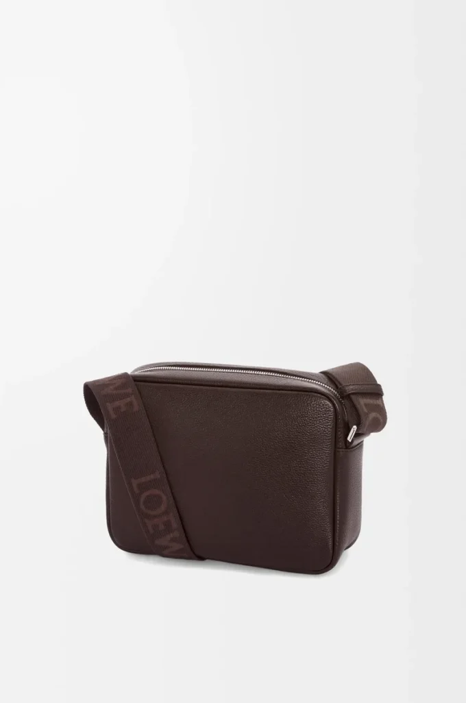 Bolso mensajero Pebble mediano en piel de becerro granulada flexible, color rojo sangre