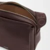 Bolso mensajero Pebble mediano en piel de becerro granulada flexible, color rojo sangre