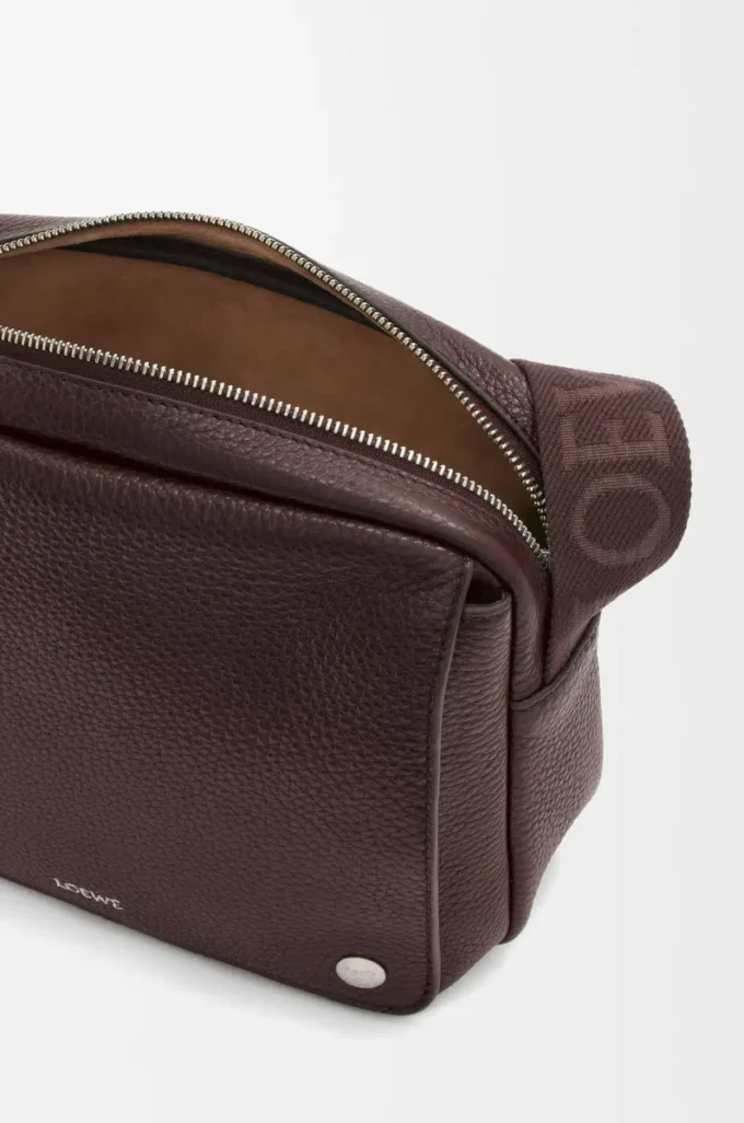 Bolso mensajero Pebble mediano en piel de becerro granulada flexible, color rojo sangre