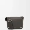 Bolso mensajero Pebble mediano en piel de becerro granulada flexible, gris oscuro