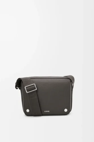 Bolso mensajero Pebble mediano en piel de becerro granulada flexible, gris oscuro