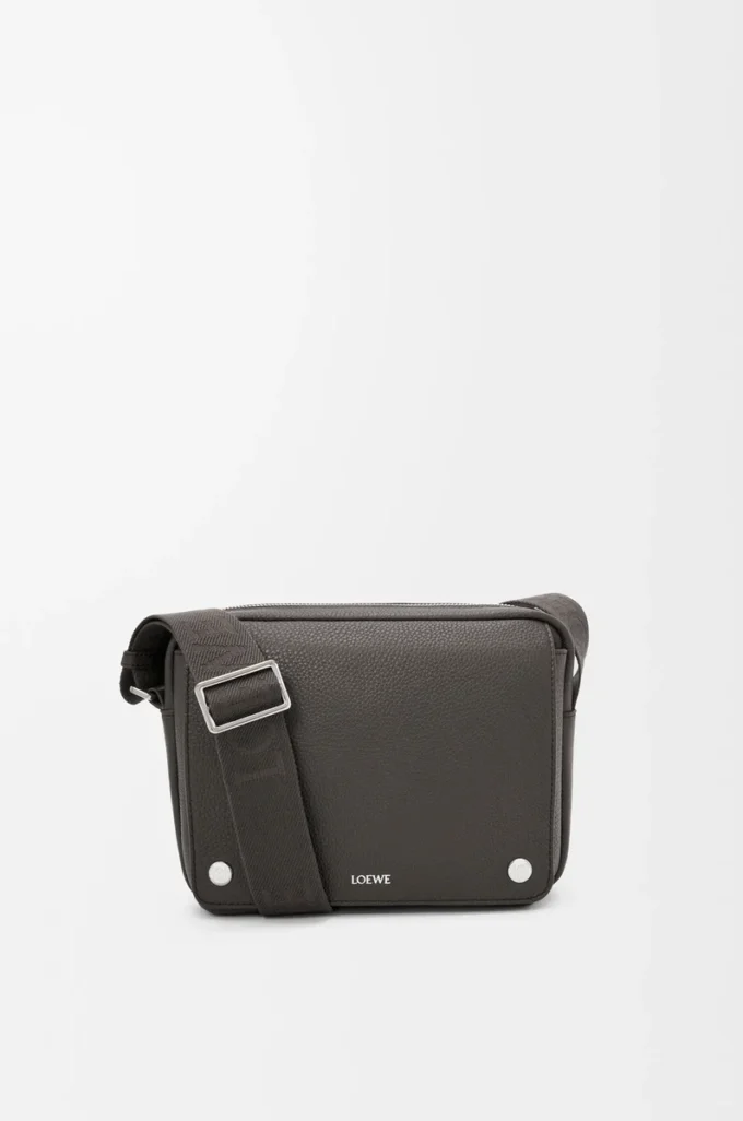 Bolso mensajero Pebble mediano en piel de becerro granulada flexible, gris oscuro