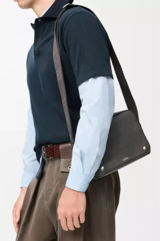 Bolso mensajero Pebble mediano en piel de becerro granulada flexible, gris oscuro