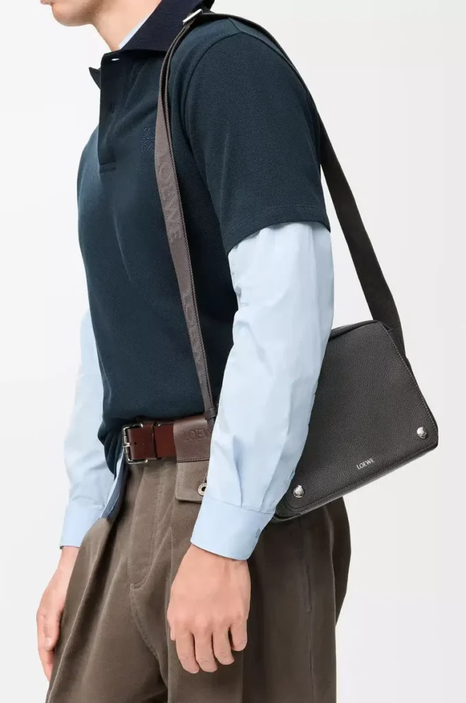 Bolso mensajero Pebble mediano en piel de becerro granulada flexible, gris oscuro