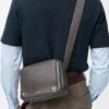 Bolso mensajero Pebble mediano en piel de becerro granulada flexible, gris oscuro