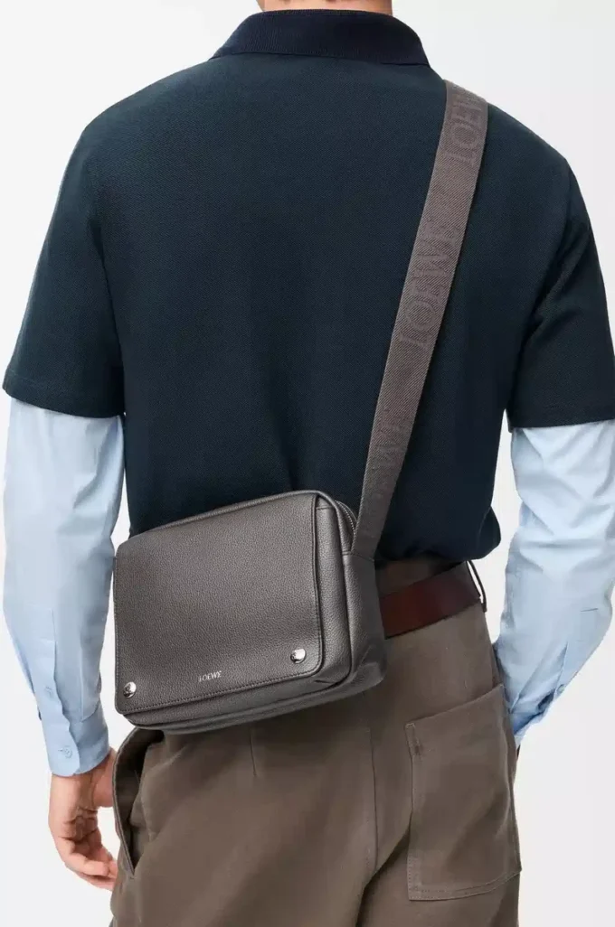 Bolso mensajero Pebble mediano en piel de becerro granulada flexible, gris oscuro