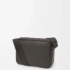 Bolso mensajero Pebble mediano en piel de becerro granulada flexible, gris oscuro