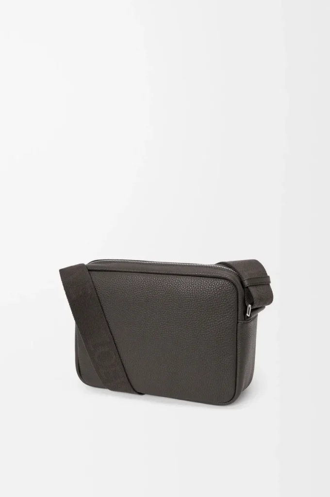 Bolso mensajero Pebble mediano en piel de becerro granulada flexible, gris oscuro