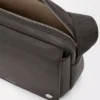 Bolso mensajero Pebble mediano en piel de becerro granulada flexible, gris oscuro