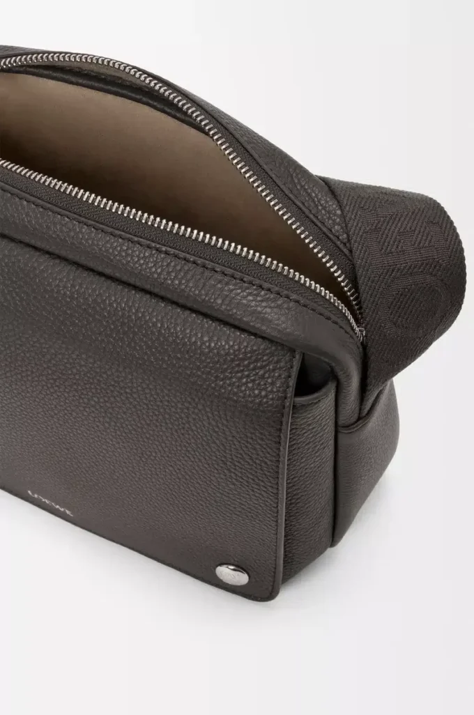 Bolso mensajero Pebble mediano en piel de becerro granulada flexible, gris oscuro