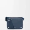 Bolso mensajero Pebble mediano en piel de becerro granulada flexible teñida en índigo