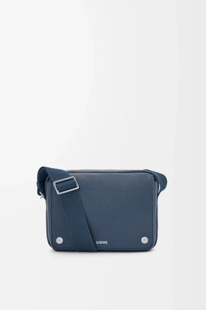 Bolso mensajero Pebble mediano en piel de becerro granulada flexible teñida en índigo