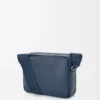 Bolso mensajero Pebble mediano en piel de becerro granulada flexible teñida en índigo