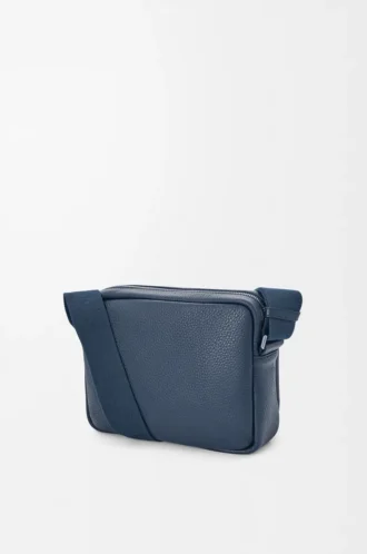 Bolso mensajero Pebble mediano en piel de becerro granulada flexible teñida en índigo