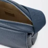 Bolso mensajero Pebble mediano en piel de becerro granulada flexible teñida en índigo