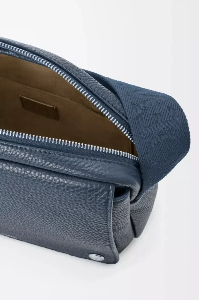 Bolso mensajero Pebble mediano en piel de becerro granulada flexible teñida en índigo