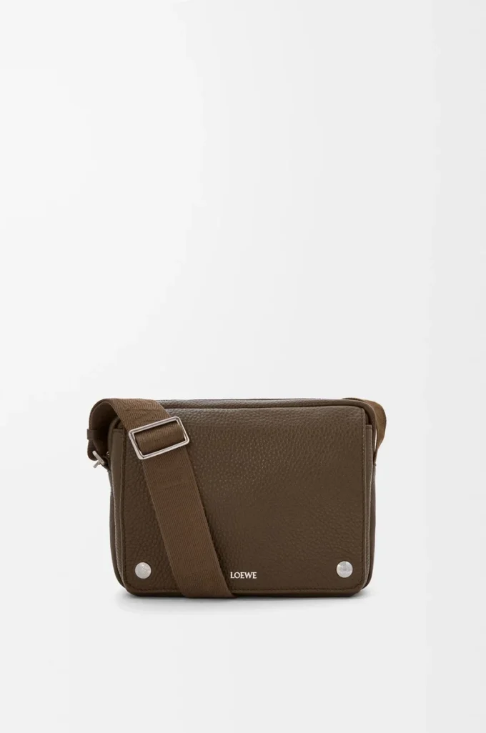 Bolso mensajero Pebble mediano en piel de becerro granulada flexible Tundra