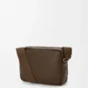 Bolso mensajero Pebble mediano en piel de becerro granulada flexible Tundra