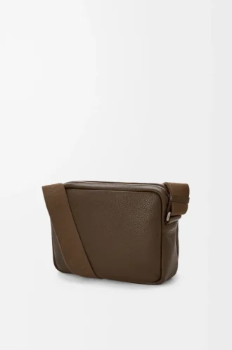 Bolso mensajero Pebble mediano en piel de becerro granulada flexible Tundra