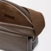 Bolso mensajero Pebble mediano en piel de becerro granulada flexible Tundra
