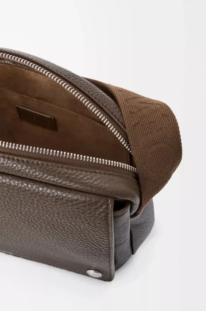 Bolso mensajero Pebble mediano en piel de becerro granulada flexible Tundra