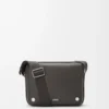 Bolso mensajero Pebble mediano en piel de becerro lisa gris oscuro