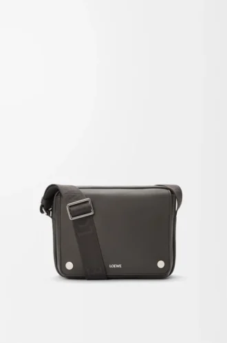Bolso mensajero Pebble mediano en piel de becerro lisa gris oscuro