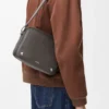 Bolso mensajero Pebble mediano en piel de becerro lisa gris oscuro