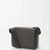 Bolso mensajero Pebble mediano en piel de becerro lisa gris oscuro