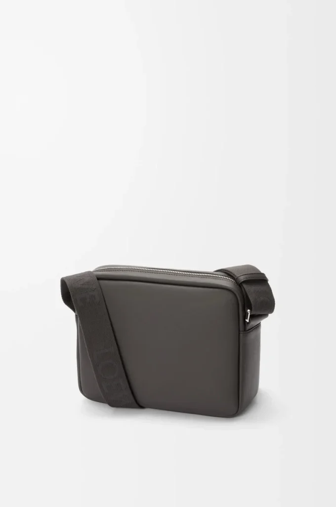 Bolso mensajero Pebble mediano en piel de becerro lisa gris oscuro