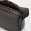 Bolso mensajero Pebble mediano en piel de becerro lisa gris oscuro