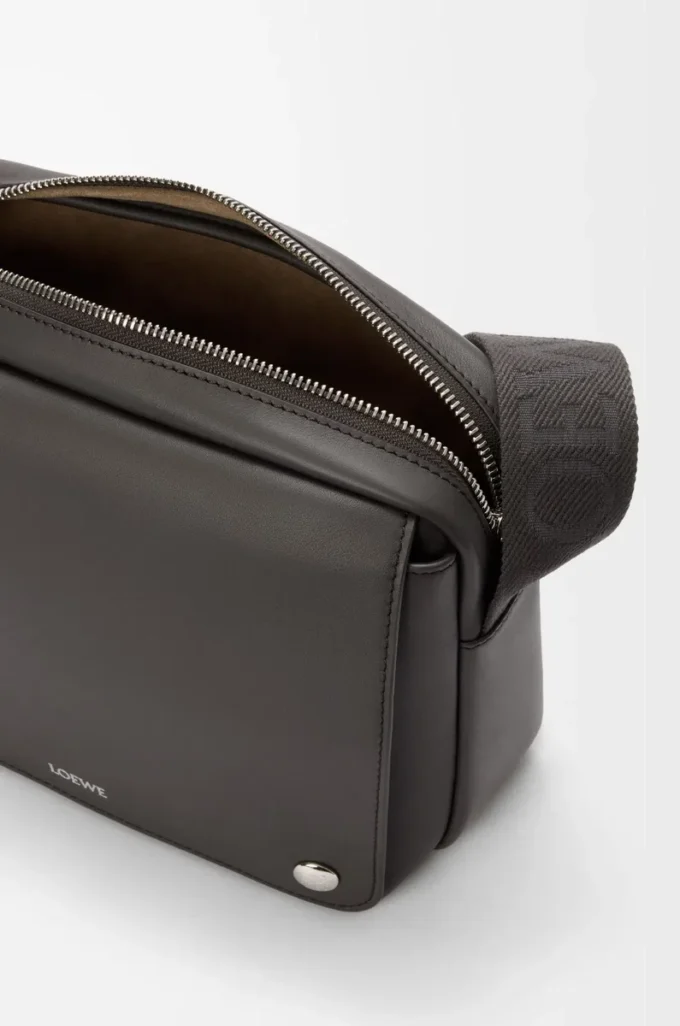 Bolso mensajero Pebble mediano en piel de becerro lisa gris oscuro