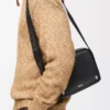 Bolso mensajero Pebble mediano en piel de becerro lisa Negro