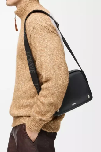 Bolso mensajero Pebble mediano en piel de becerro lisa Negro